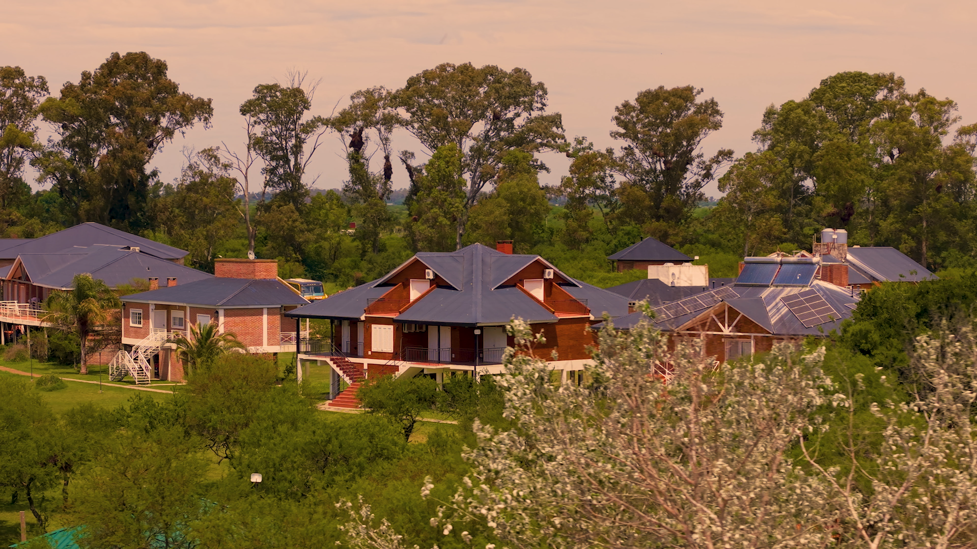 Imagen de una habitación de hotel moderna y acogedora